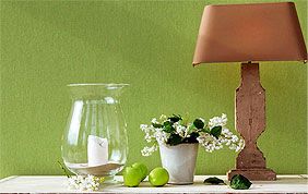 vases et lampes devant papier peint vert